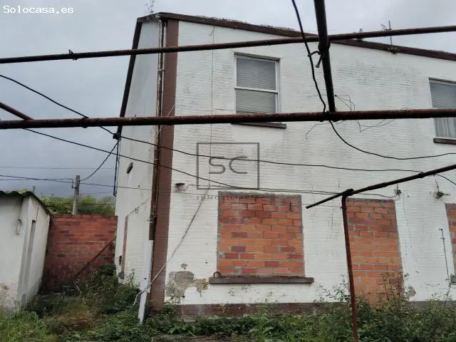 Casa con Finca en Ferrol: Ideal para Inversores y Reformas