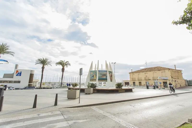 Apartamento en Torrevieja con Vistas al Mar Cerca de la Playa
