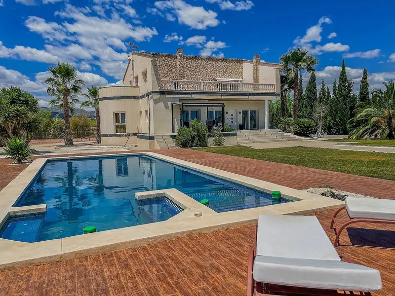 Villa de Lujo en Novelda con Piscina y Cancha Deportiva