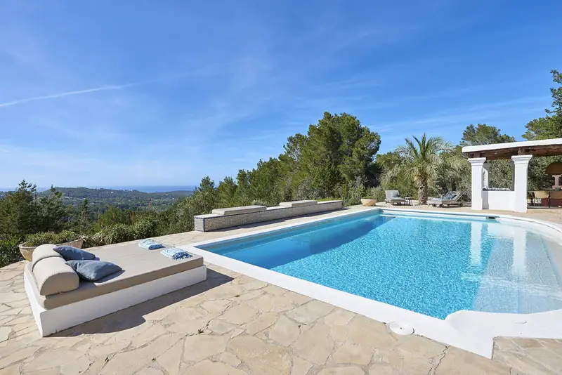 Alquiler Piso 5 Dormitorios Ibiza: Moderna Casa con Piscina y Barbacoa