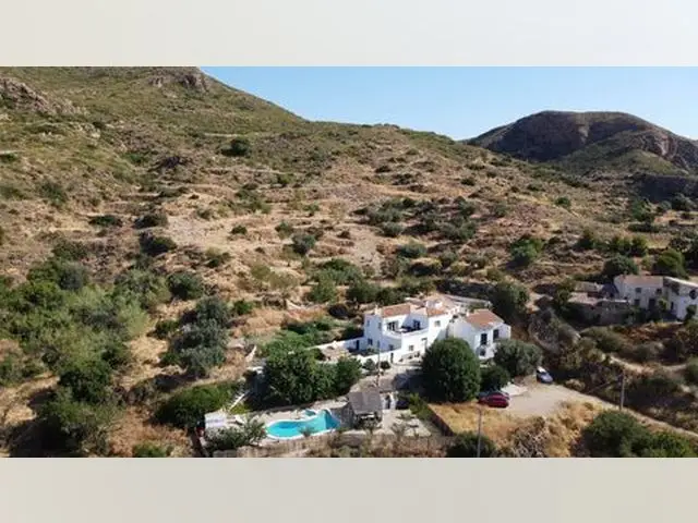 Finca con dos casas y piscina en Bedar