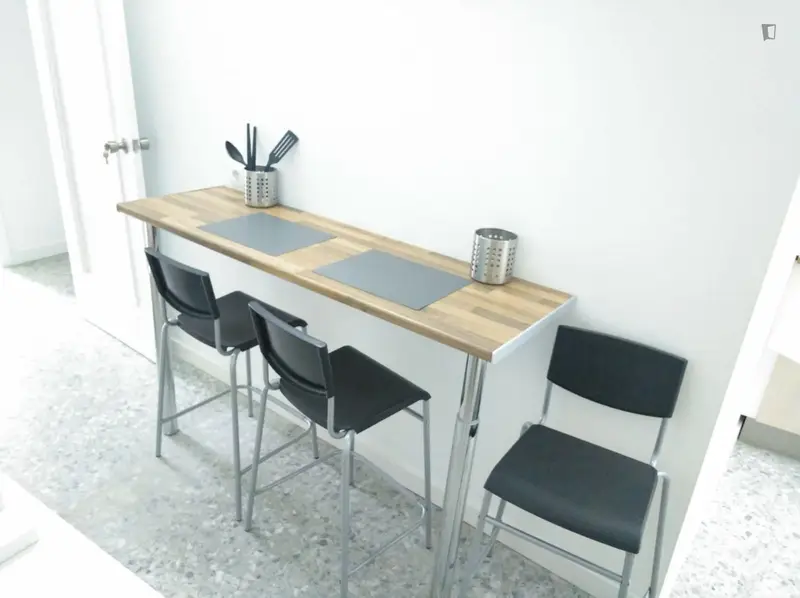 Habitacion Doble con Balcon cerca IEM Estudiantes Becarios