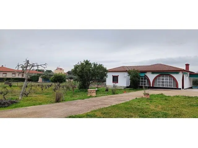 Chalet en Badajoz con Piscina y 5000m2 de Parcela