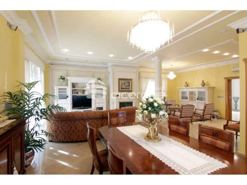 Chalet de Lujo en Benaguasil con Piscina y Gimnasio