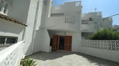 Bungalow en planta baja en Torrevieja con barbacoa y cerca de la playa