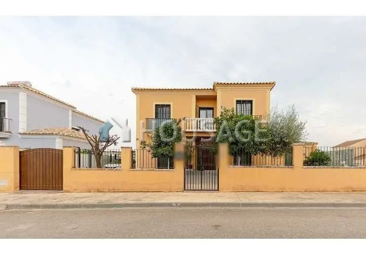 Chalet en Burguillos con 4 dormitorios y 2 baños