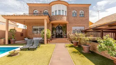 Casa en Venta Utrera 7 Dormitorios Piscina Ideal Familias