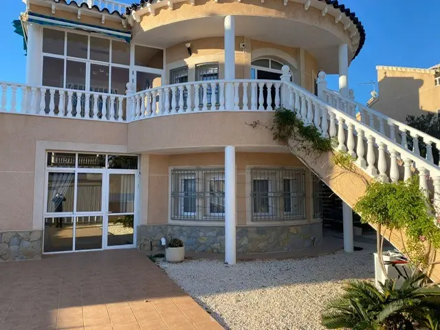 Villa 4 Dormitorios Los Altos Piscina Privada