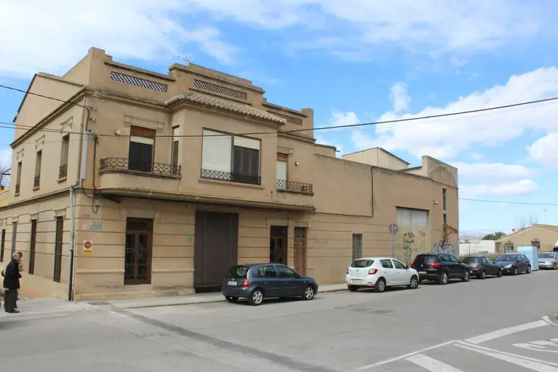 Edificio Histórico en L Eliana con Gran Parcela para Inversión