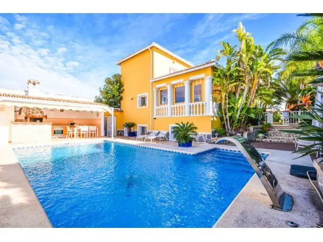 Villa en Calpe con 6 dormitorios, piscina y vistas al Peñón de Ifach