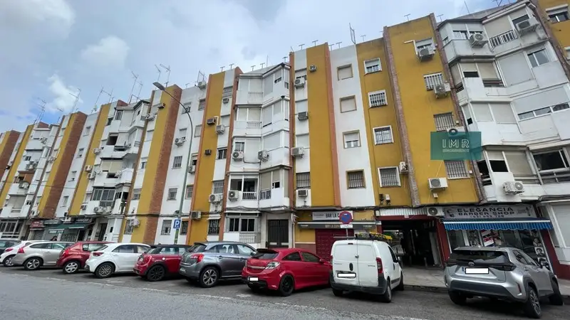 ¡Oportunidad en avenida de Pino Montano! Piso con muchas posibilidades en zona consolidada