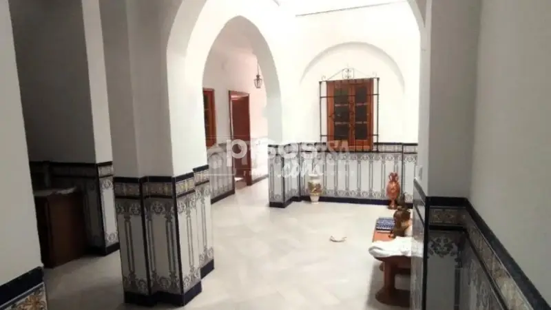 Casa Independiente en Marchena: 6 Dormitorios, Patio y Nave Adaptable