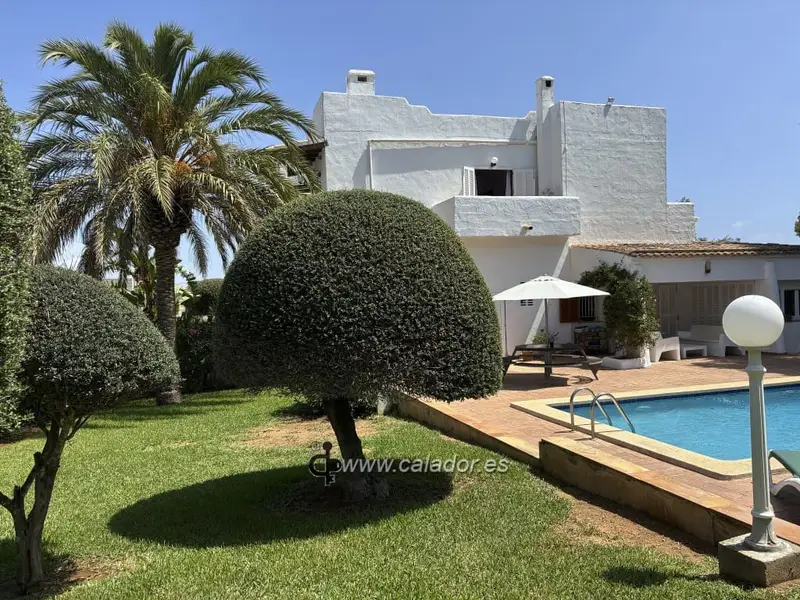 Chalet en Cala d'Or con Vistas al Puerto y Garaje para Embarcaciones