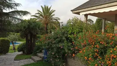 Chalet independiente con piscina y cancha de tenis cerca de Vilagarcia
