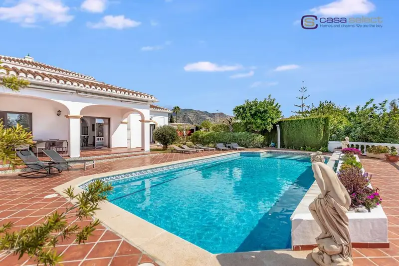 Chalet en Frigiliana con Vistas Panoramicas y Piscina
