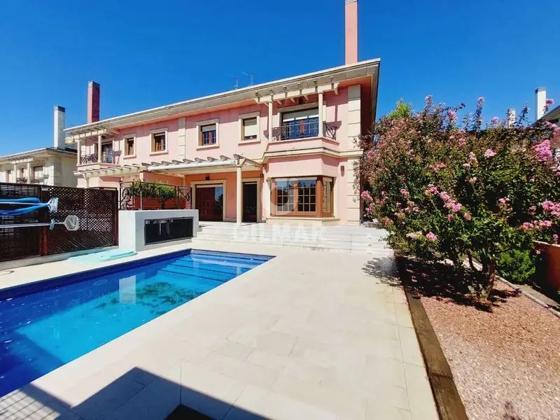 Casa Pareada en Alquiler Alcobendas 7 Dormitorios 550m2