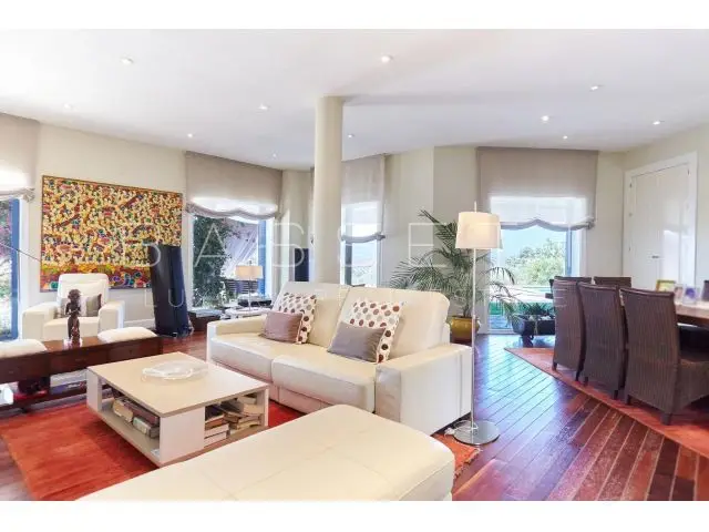 Chalet Moderno con Piscina y 4,75 Hectáreas en Jaén