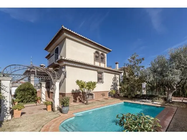 Chalet Independiente con Piscina en Ogijares cerca de Granada