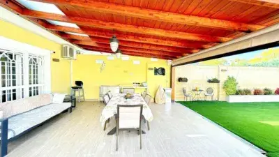 Chalet Adosado en Urbanizaci
ón Privada con Piscina