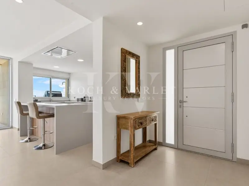 Chalet en Cumbre del Sol con Vistas al Mar