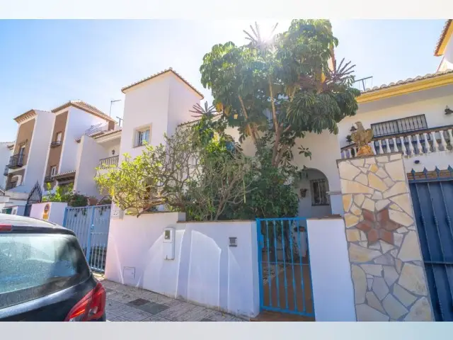 Casa de 4 Dormitorios con Piscina Privada en Nerja
