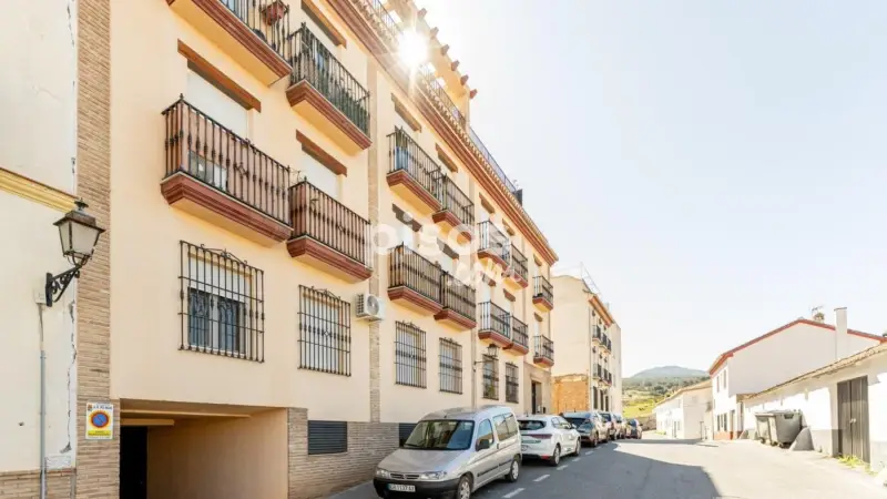 Piso en Venta en La Zubia: Luminoso y con Garaje