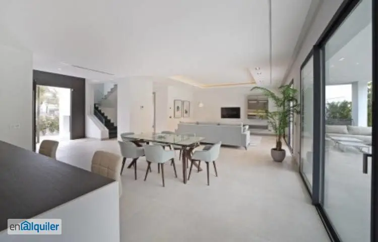 Villa Moderna de Lujo en Nueva Andalucía con Ascensor y Sala de Cine