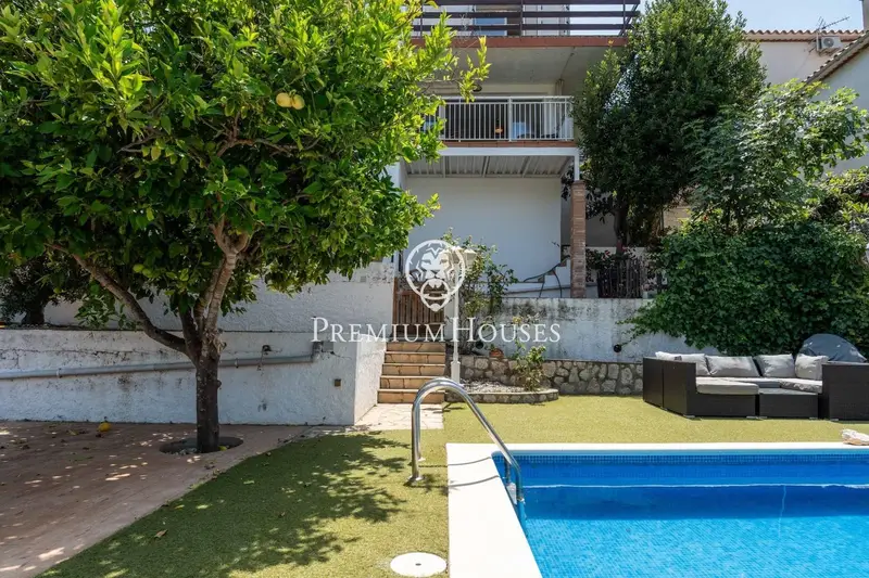 Chalet en venta en Sitges con piscina y jardin