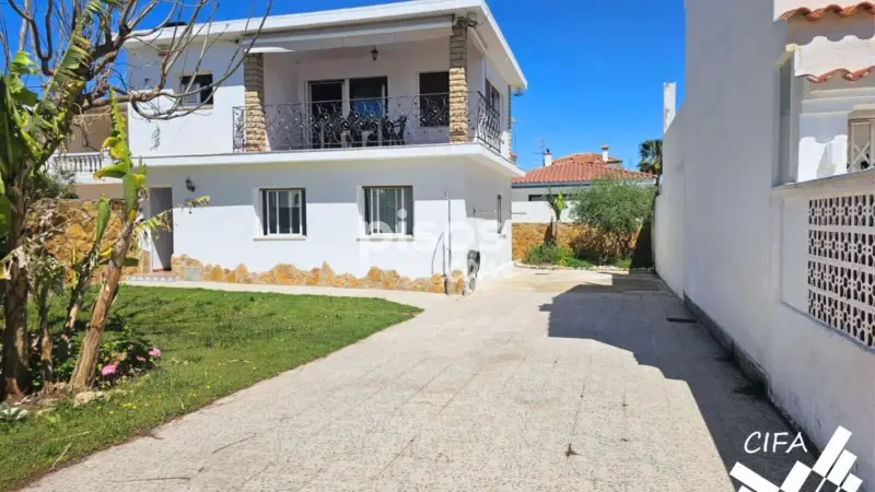 Casa en Venta: Amplia vivienda familiar con jardín y barbacoa
