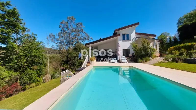 Chalet Unifamiliar con Piscina y Jardin Privado en Plentzia