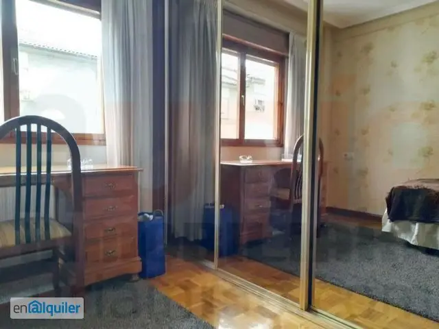 Alquiler piso estudiantes Oviedo tres dormitorios cerca campus Milan
