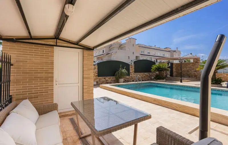 Villa de Lujo en la Costa: 5 Dormitorios, 4 Baños, Piscina y Garaje