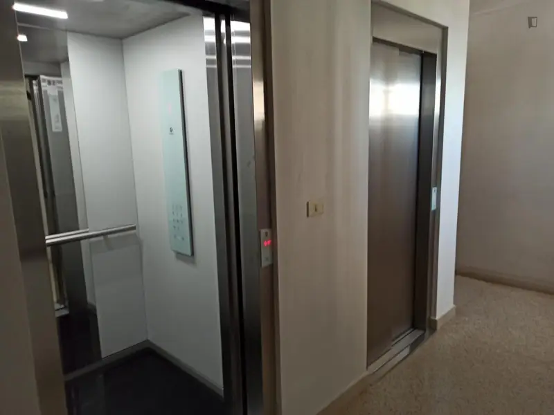 Cómoda habitación doble bien comunicada con la universidad y el centro de la ciudad.