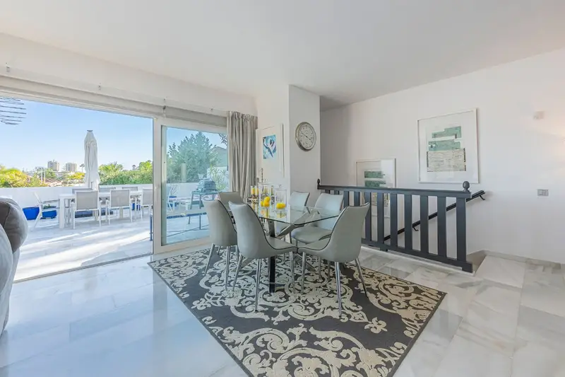 Adosado de 3 Dormitorios en venta Nueva Andalucia, España