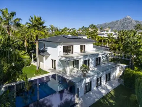 Villa de Lujo 5 Dormitorios Nueva Andalucía Marbella