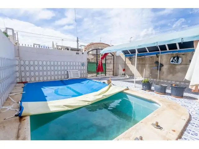 Chalet Adosado en Torrevieja con Piscina Privada