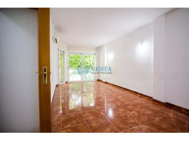 Piso en Reus con dos habitaciones y dos baños