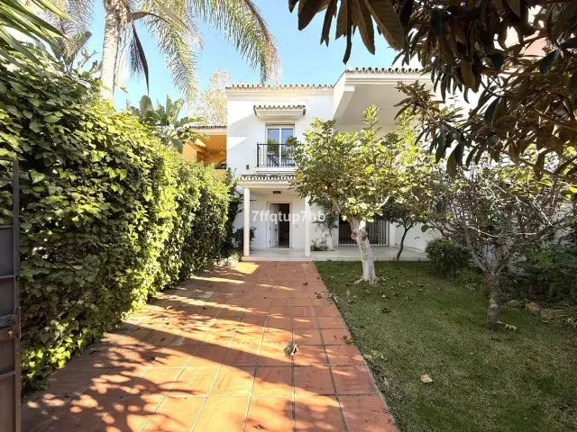 Adosado 6 Dormitorios Puerto Banus Marbella Primera Linea Playa