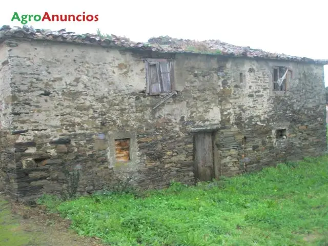 Venta  de Casa de piedra con hórreo y finca llana en A Coruña