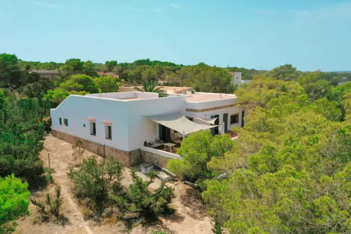 Villa de Lujo en Formentera: 5 Dormitorios, 2 Viviendas, Primera Línea de Playa