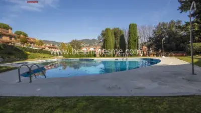 Casa Adosada Reformada en Cabrils con Garaje y Piscina