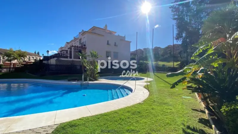 Casa adosada en venta en urbanizaci	ón con piscina y padel