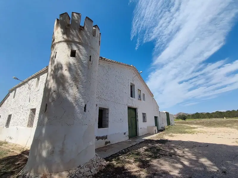 Finca Rústica con Viñedos en Yecla 6 Dormitorios