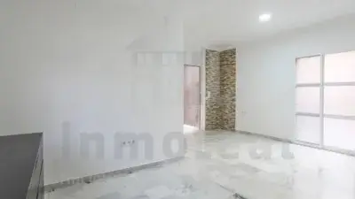Casa adosada en venta en La Rinconada: 2 plantas, terraza, reformada