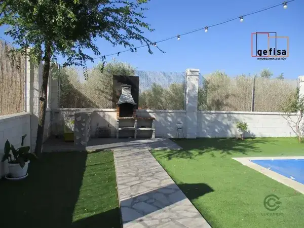 Casa Rural con Piscina cerca Valdepe					ñas 10 habitaciones