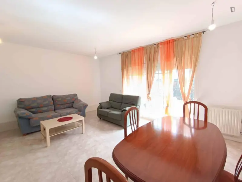Habitacion Doble con Baño Privado en Piso Compartido