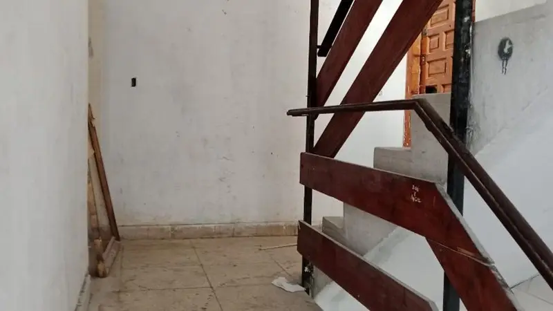 Vivienda con okupa en Colonia Requena Alicante cerca del Tram
