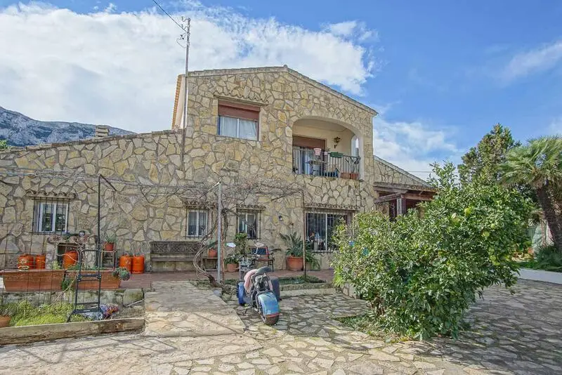 Villa Rústica con Vistas Espectaculares en Denia