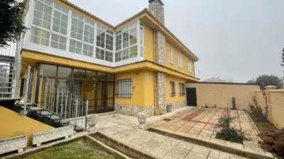 Chalet en venta en Avenida Reino de León, número B203