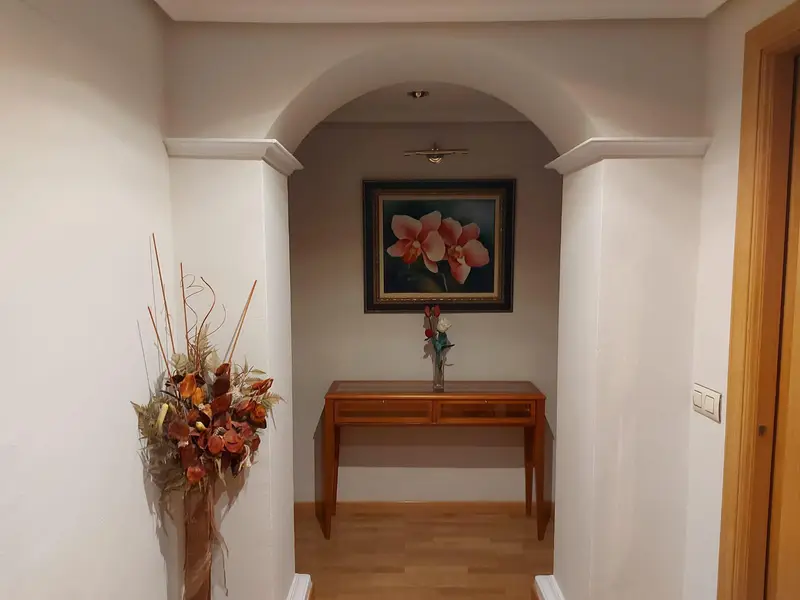 Apartamento Reformado en Zona Privilegiada con Piscina y Garaje